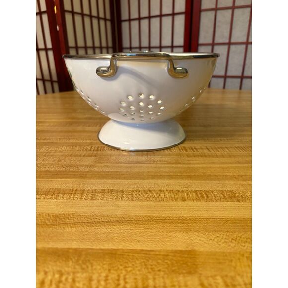 Pfaltzgraff Christmas Heritage Holly Berry Enamel and Metal Colander 8 3/4" - Picture 2 of 7